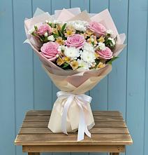 Букет цветов из:  Гвоздики, Орхидеи и Розы в Ходаево