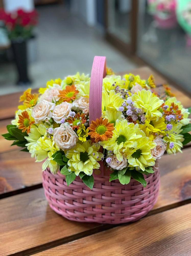 Цветочная композиция из Хризантемы и Розы в корзине в Ходаево