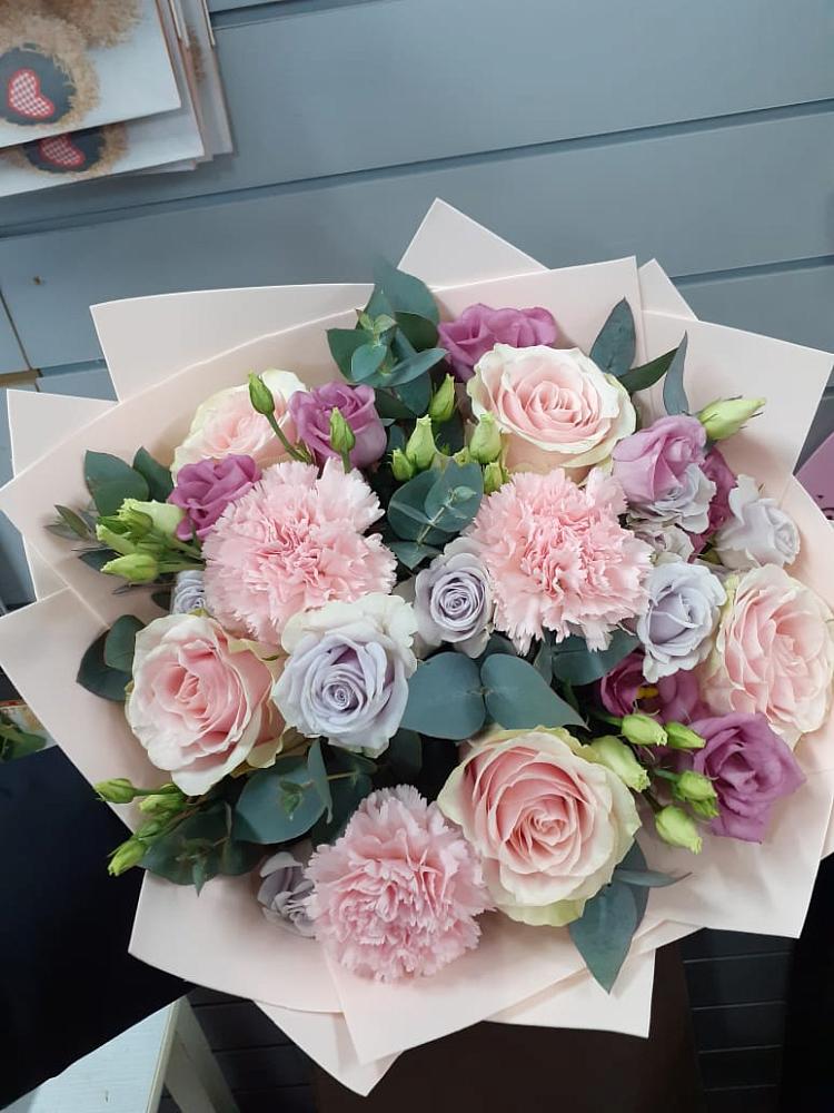 Букет цветов из: Розы, Гвоздики и Лизиантусы в Ходаево